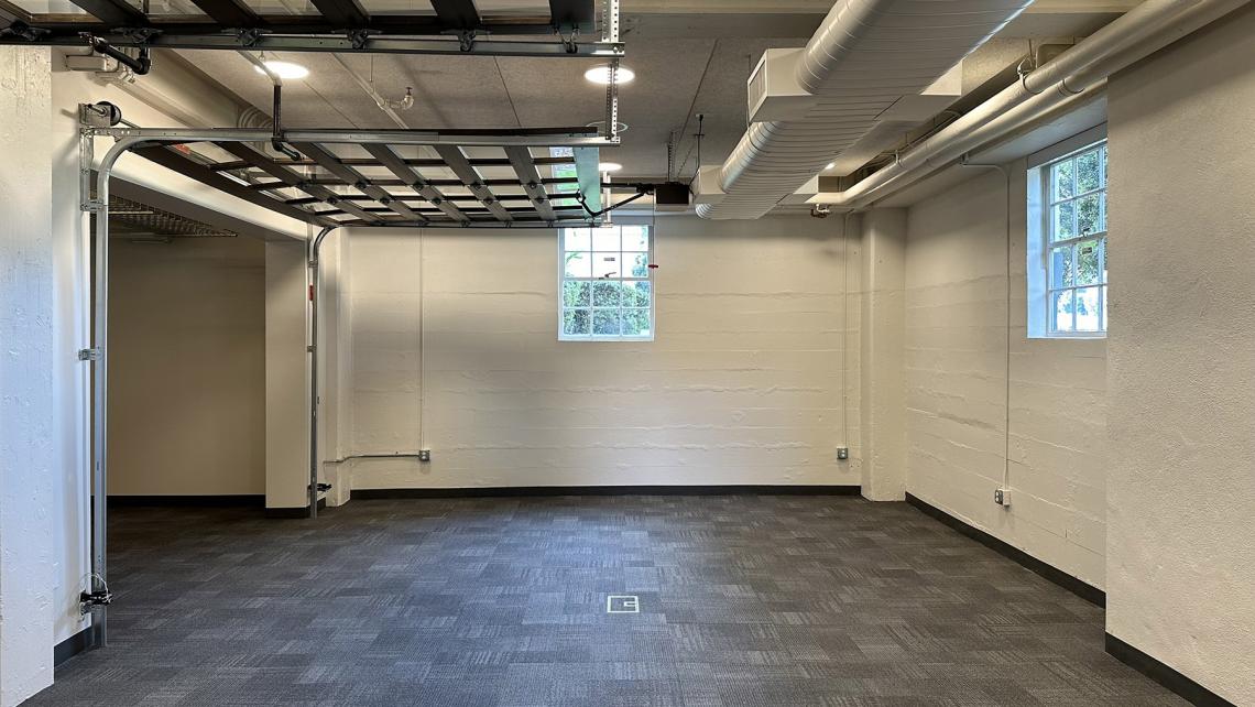 Photo of interior office space unfurnished 